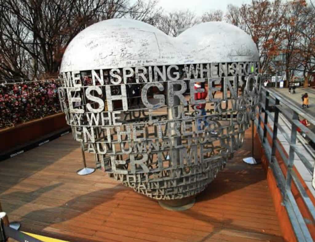 -Ceremony-of-love-locks