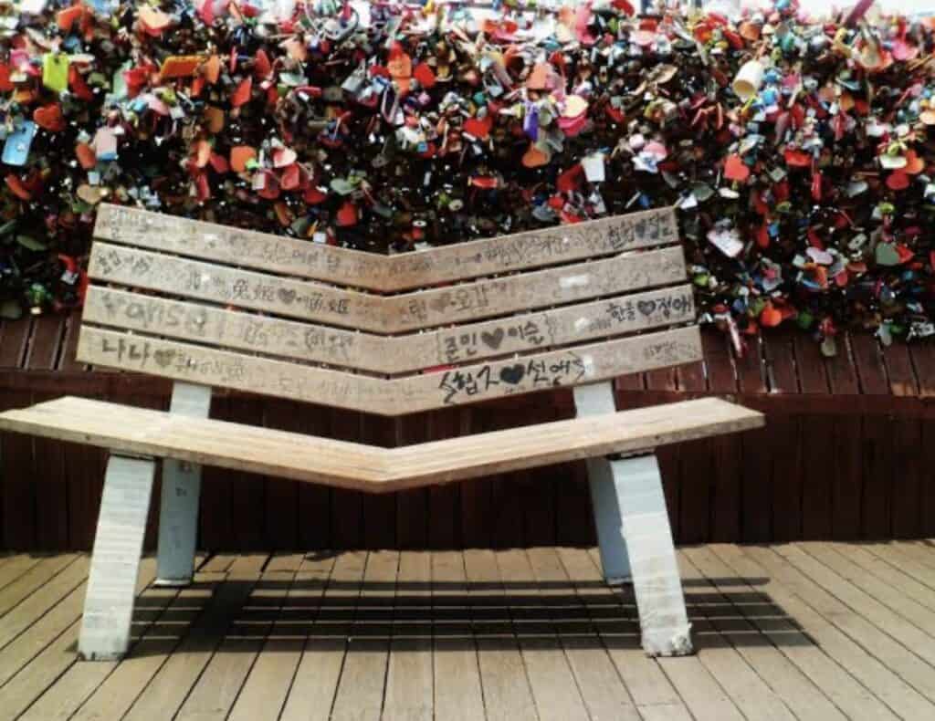 Heart-Shape-Chair.