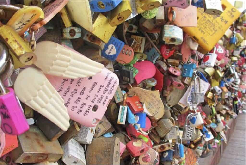 Love-Locks.