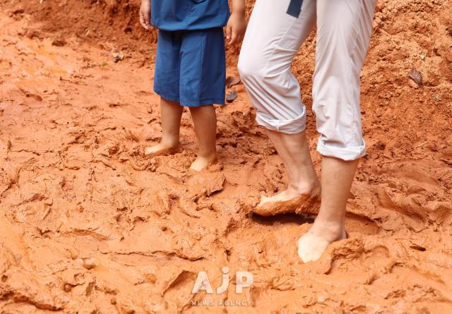 The "Barefoot Revolution": Why Koreans are Walking on Red Clay Paths (Eosing)